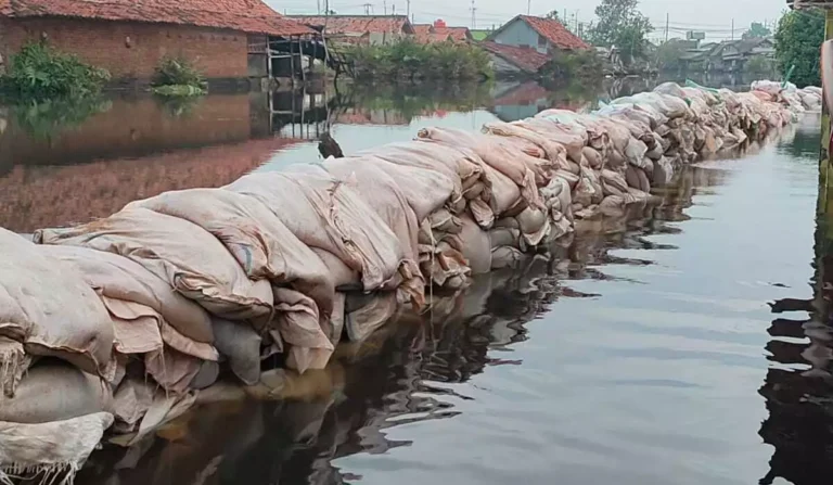 Tanggul Karung Mencegah Banjir